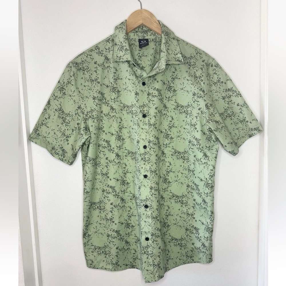 Oakley Men's Sand Camo Woven Short Sleeve Button Up Shirt  Green MED Activewear